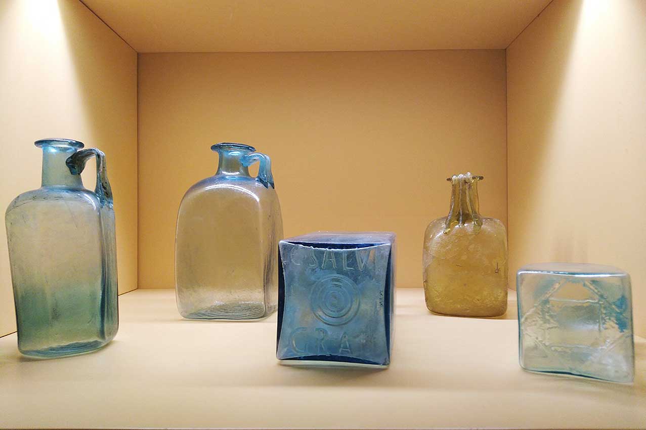 Collezione di vetri presso il Museo Archeologico al Teatro Romano