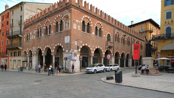 Domus Mercatorum, Piazza Erbe, Verona (Foto Andrea Bertozzi).jpg