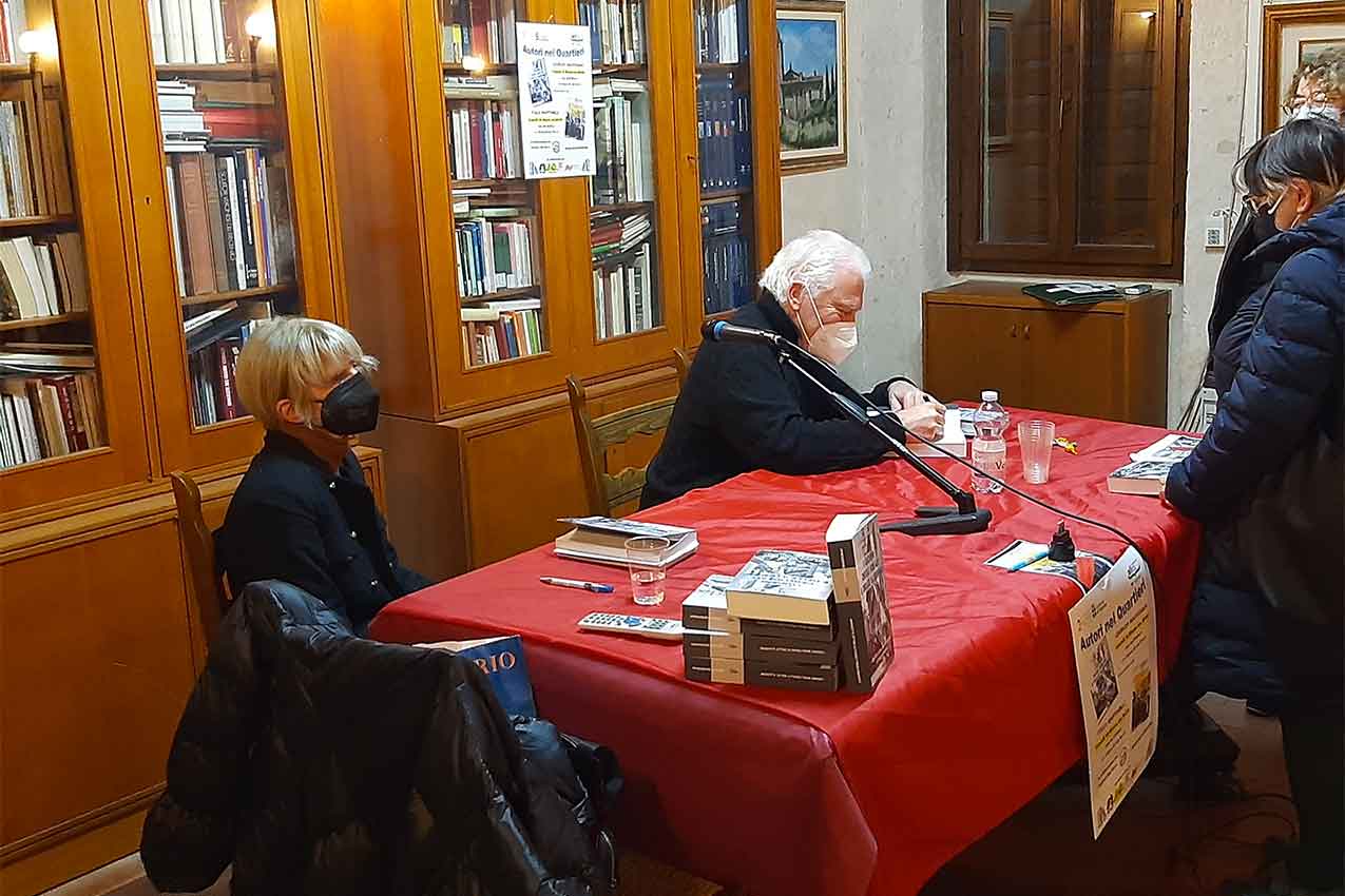 Giorgio Massignan, Betty Zanotelli a Quinzano durante la presentazione del libro I giorni degli ideali e delle illusioni