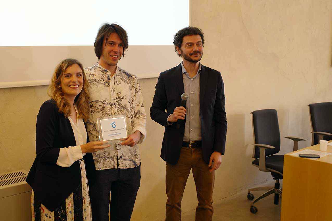 Gregorio Maroso riceve il Premio giornalistico Antonio Spadaccino. A sinistra Camilla Spadaccino, a destra Ernesto Kieffer